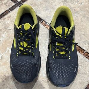 Brooks Ghost running sneakers size 8 1/2